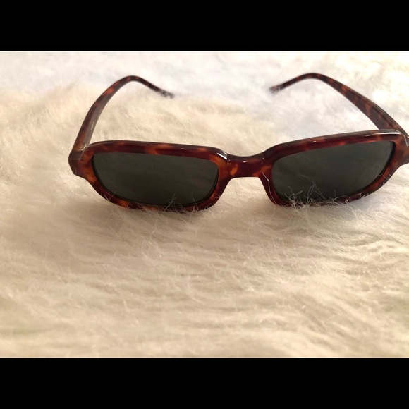 Tortoiseshell rectangle shape pretty sunglasses beautiful on! - Picture 2 of 4